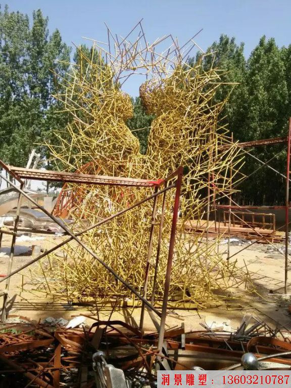 被风吹起的爱情人物雕塑